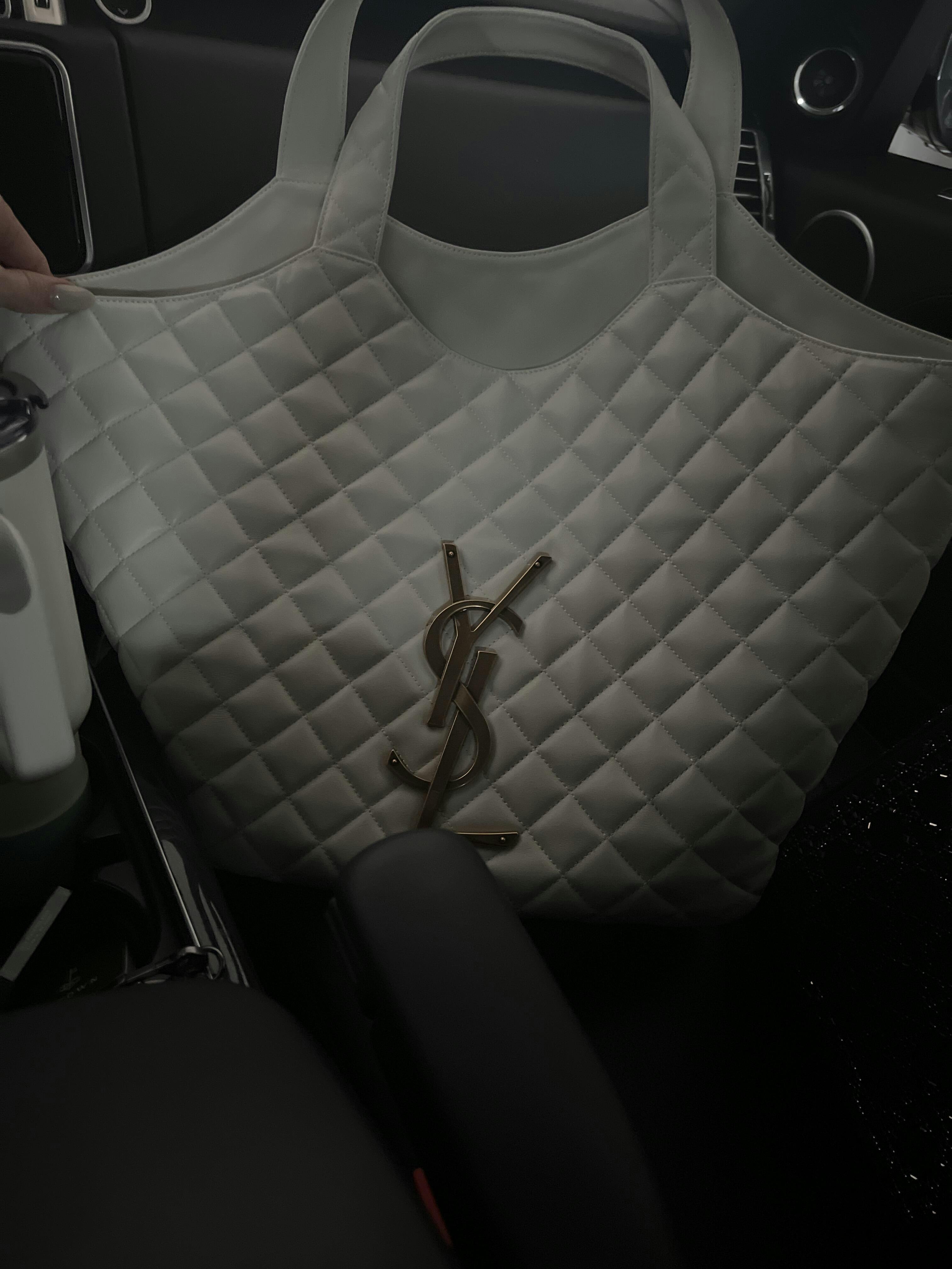 ICARE MAXI SHOPPING BAG IN QUILTED LAMBSKIN – White photo review