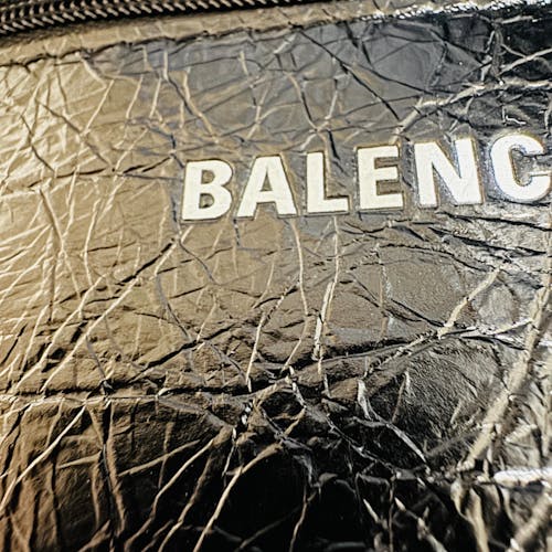 발렌시아가 익스플로러 스몰 스트랩 파우치 블랙 (GD 착용)