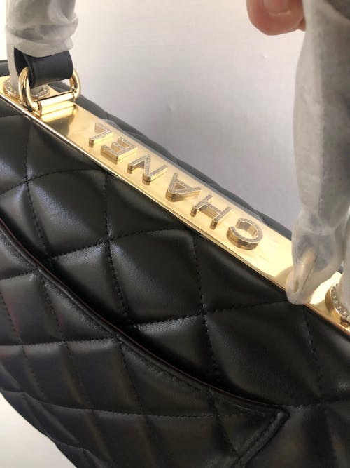 샤넬 핸들 장식의 플랩 크로스백 메탈블랙