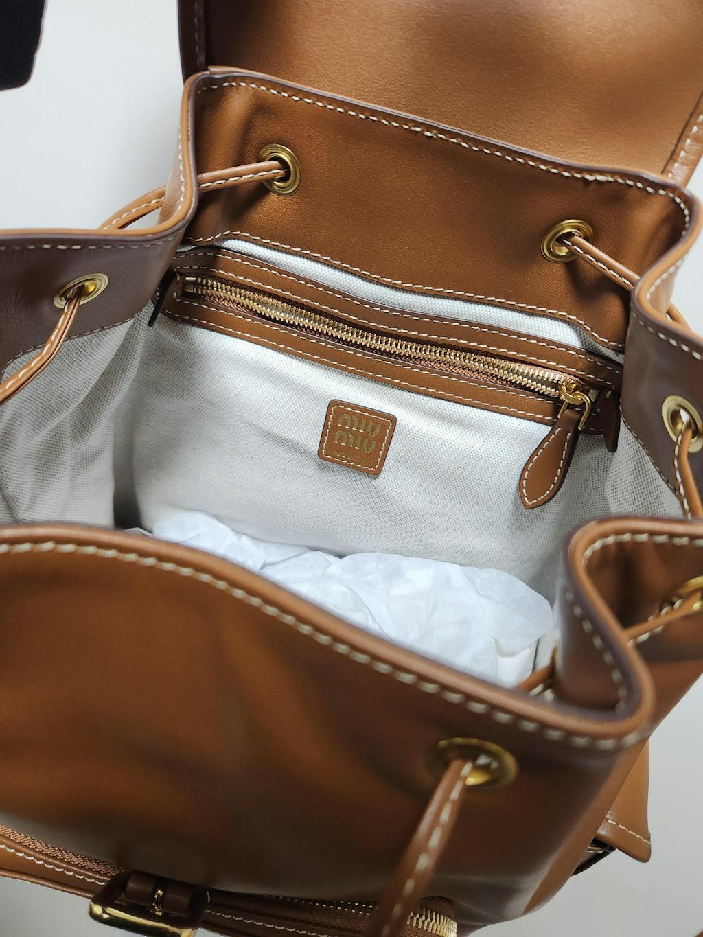 미우 미우 레더 백팩 카멜 (5BZ042)  (민니 착용)