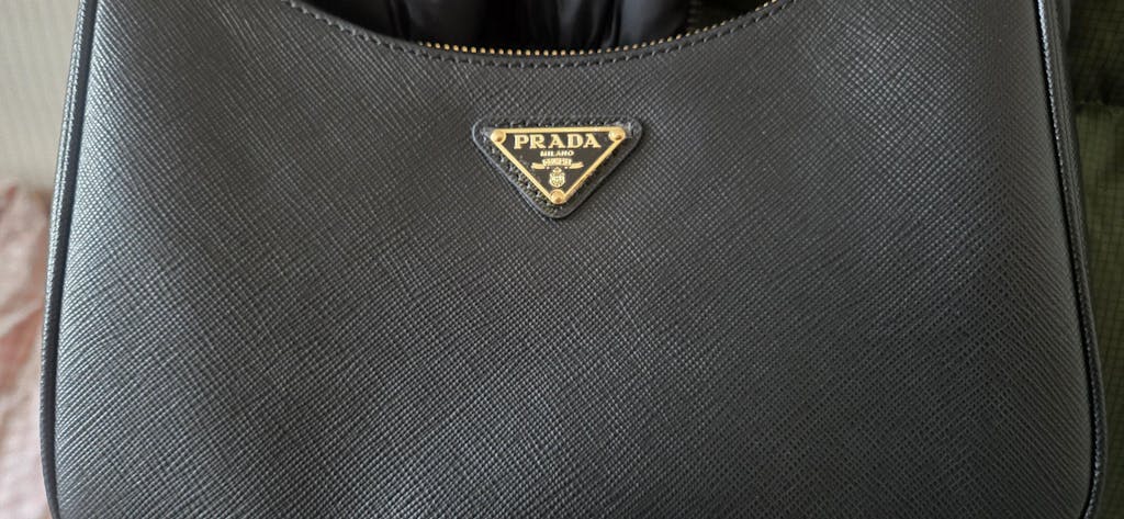 프라다 리에디션 2005 사피아노 레더 백