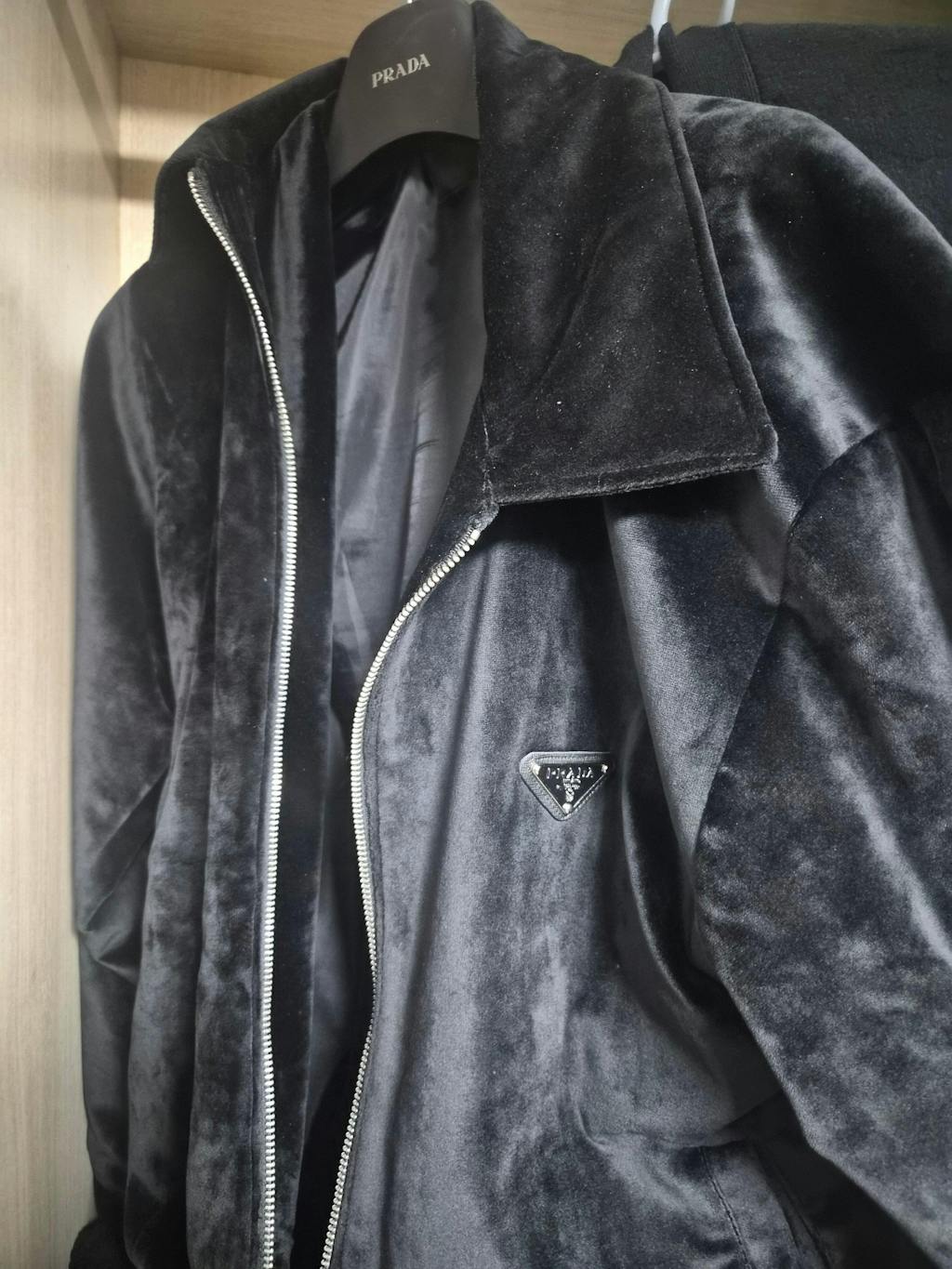 (국내배송, 당일출고) 프라다 벨벳 블루종 자켓 (이승기, 송강 착용)
