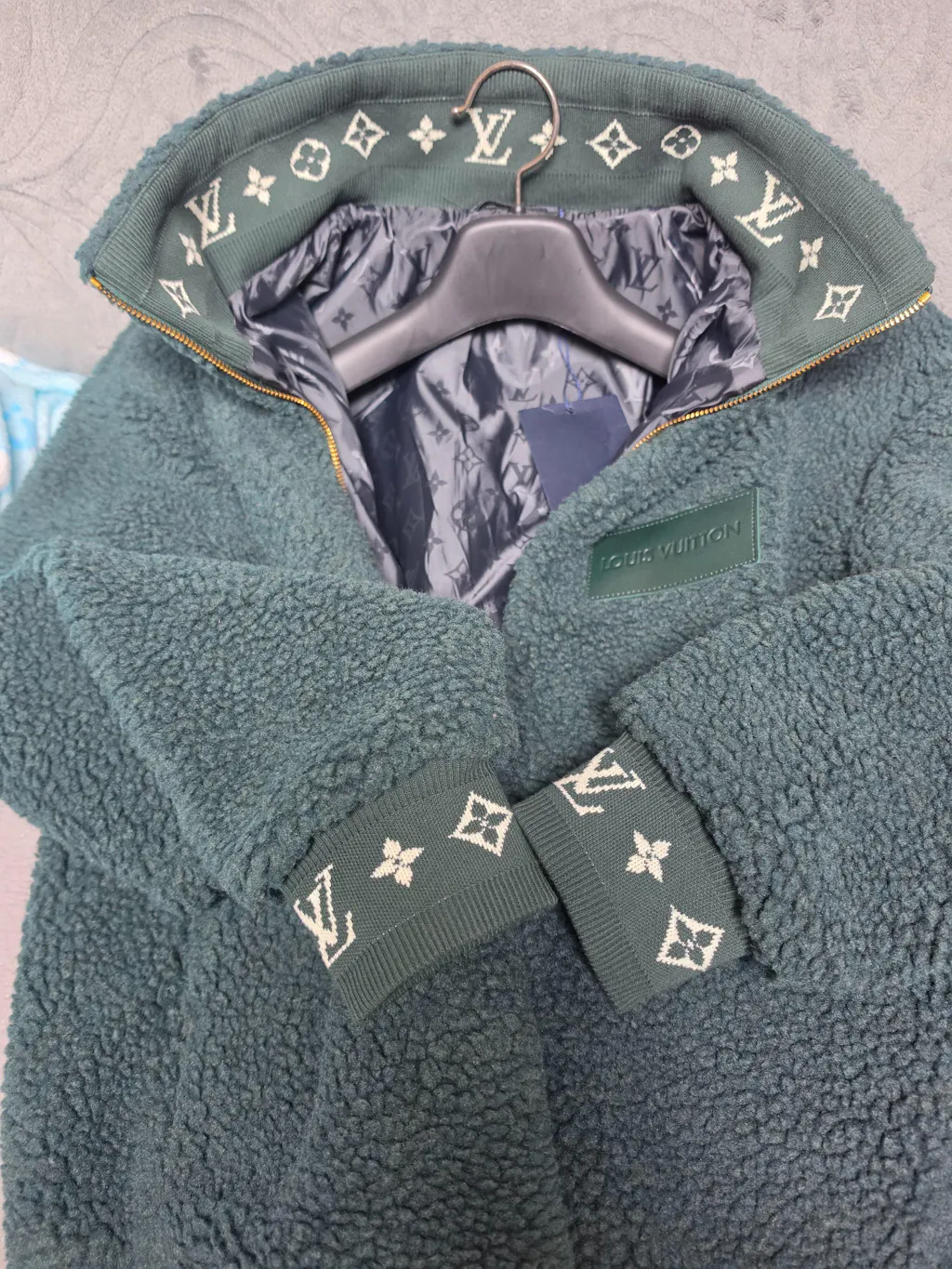 루이비통 레더 패치 플리스 블루종 다크그린