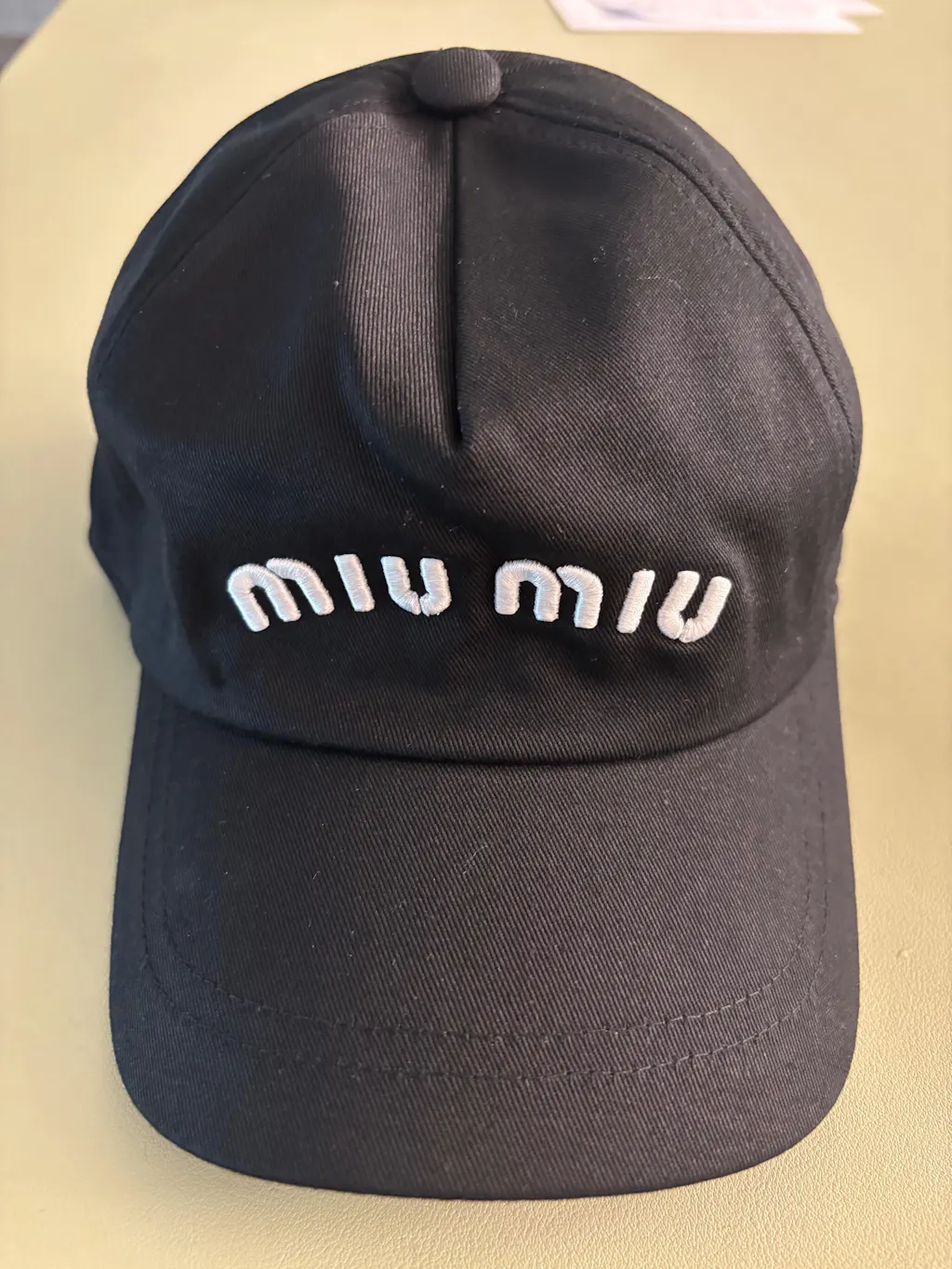 (국내배송, 당일출고) 미우미우 로고 자수 볼캡 (장원영 착용)