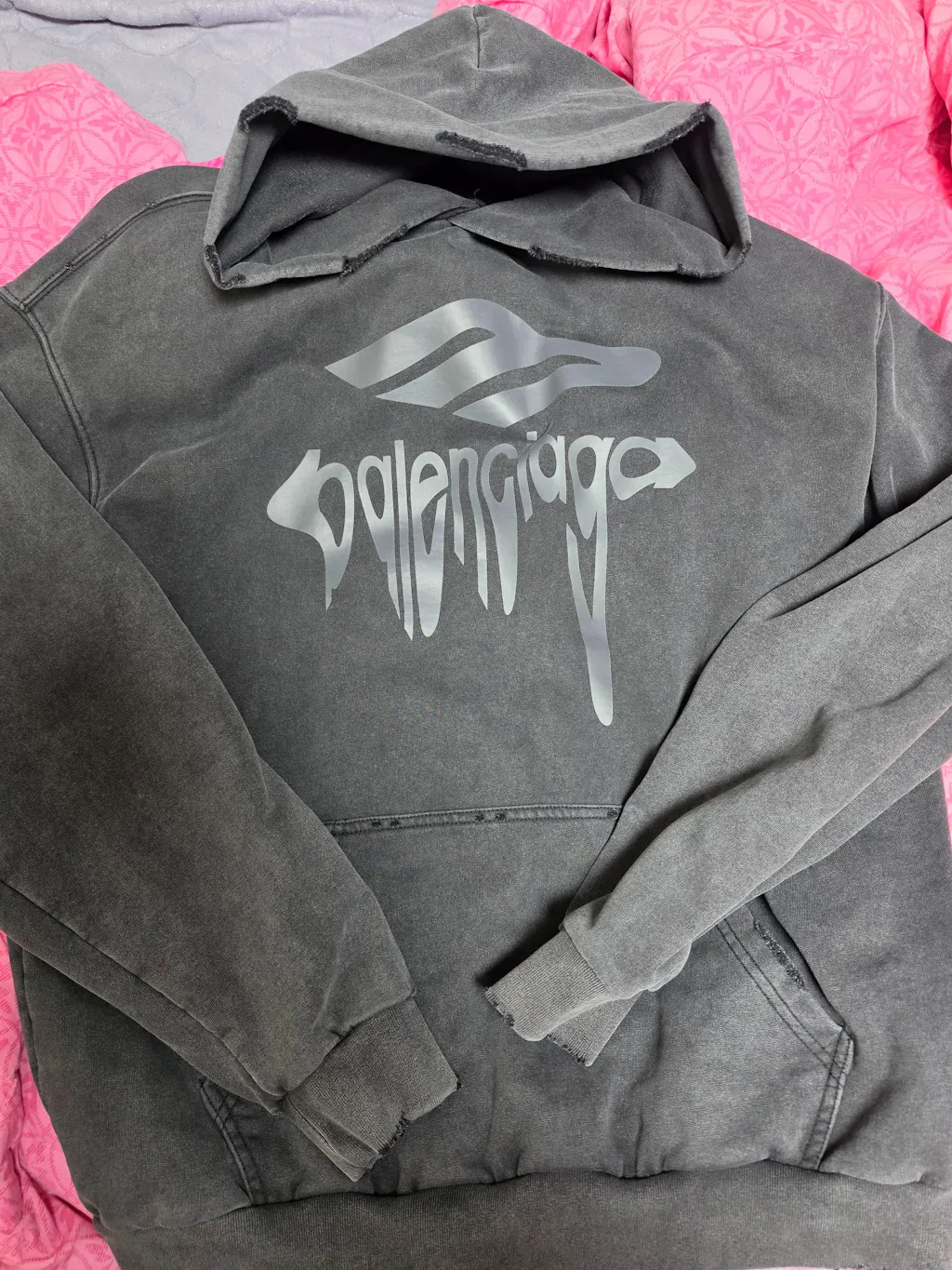 발렌시아가 빈티지한 후드 스웨트셔츠