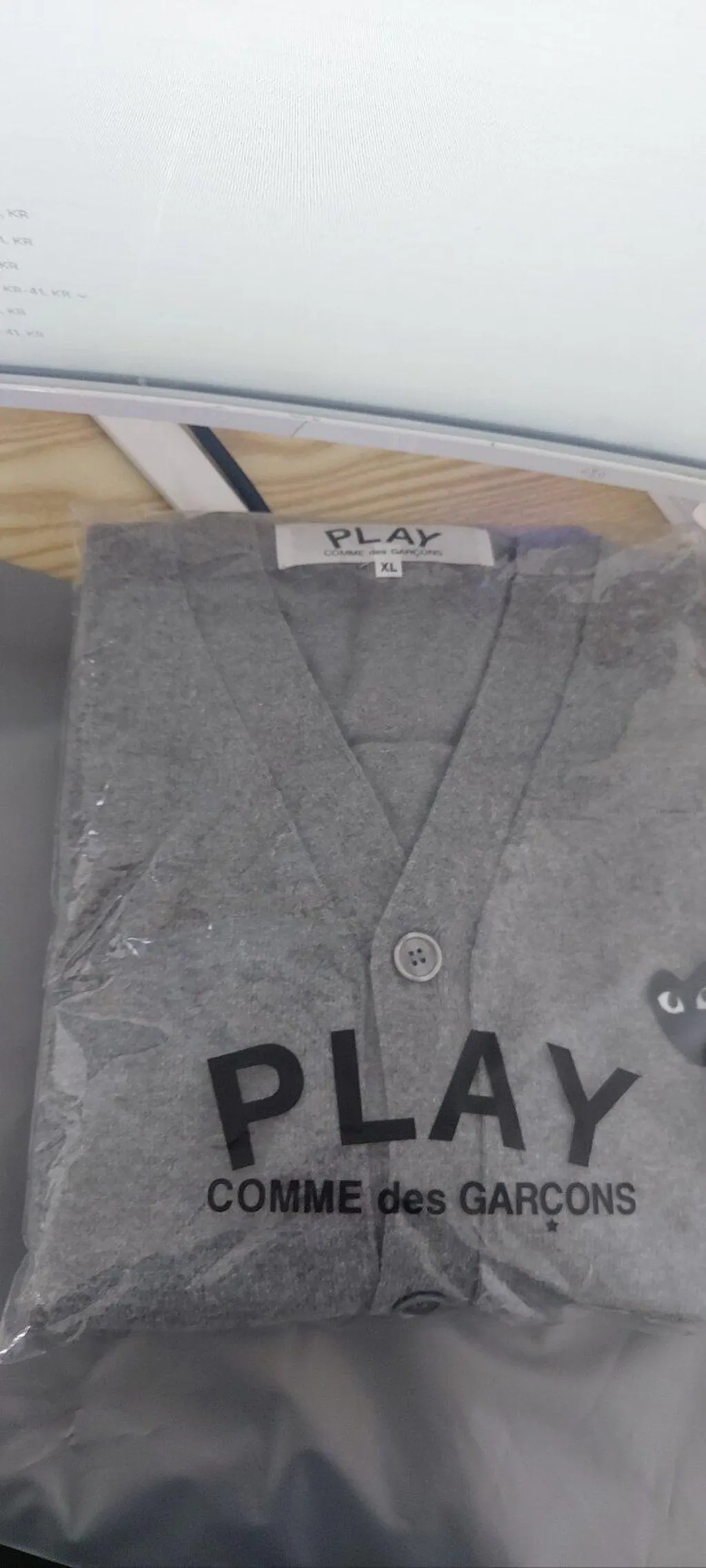 (국내배송) 꼼데가르송 브이넥 가디건 그레이 (현빈, 백현 착용) -와펜컬러 초이스-