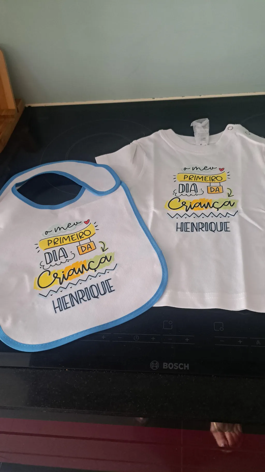 T-shirt e/ou Babete "O meu primeiro dia da criança"
