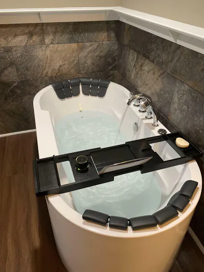 Modern Oval Freestanding Whirlpool Tub | Empava 67AIS17