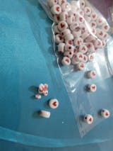 Pastilla Blanca con Corazón Rojo de Acrílico