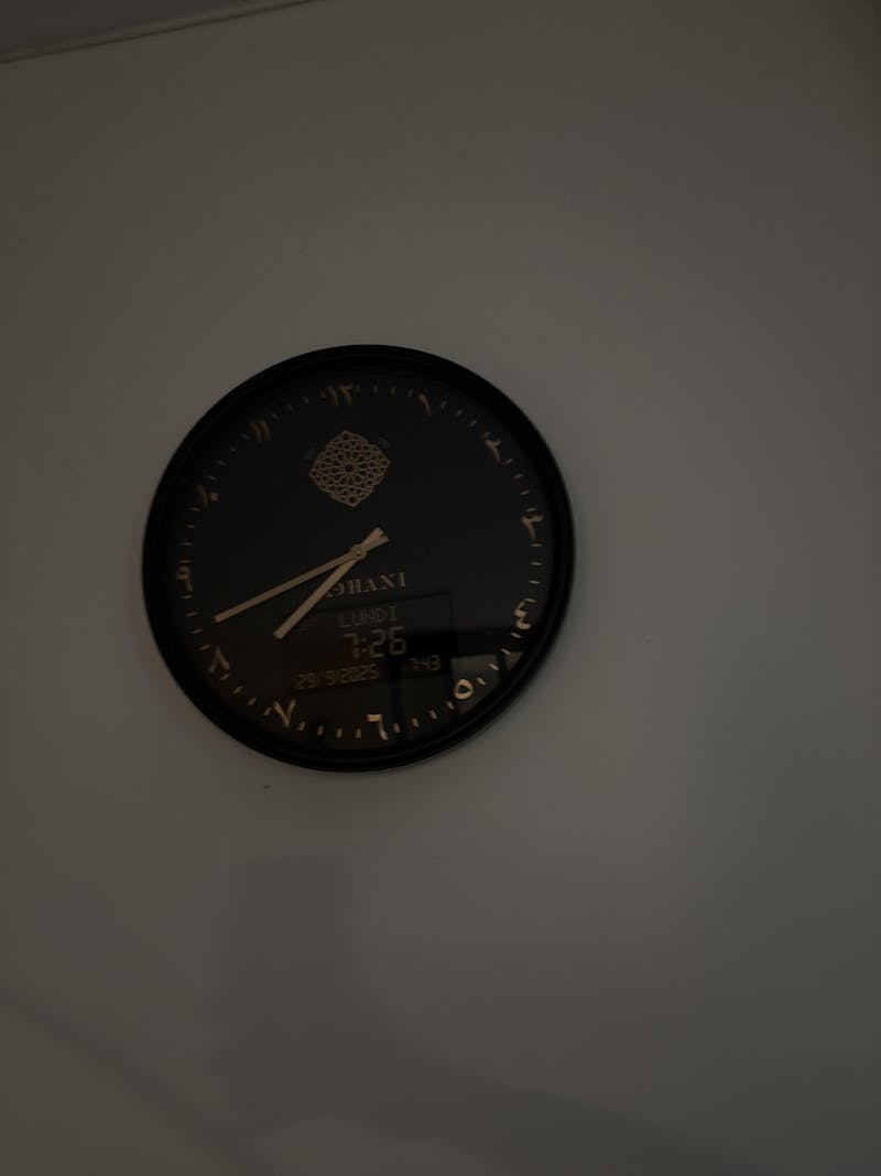 Horloge Adhan design moderne - Noire - Chiffres indiens