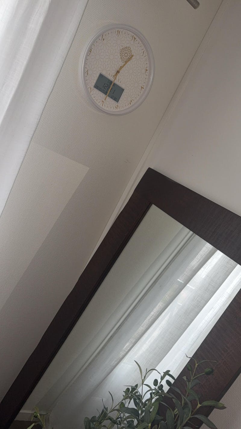 Horloge Adhan design moderne - Blanche dorée - Chiffres indiens