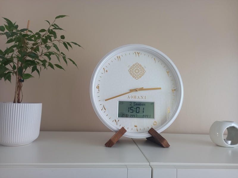 Horloge Adhan design moderne - Blanche dorée - Chiffres indiens