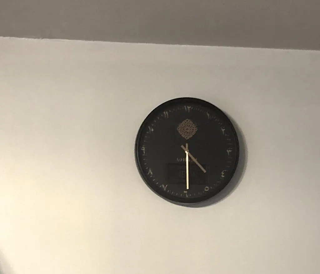 Horloge Adhan design moderne - Noire - Chiffres indiens