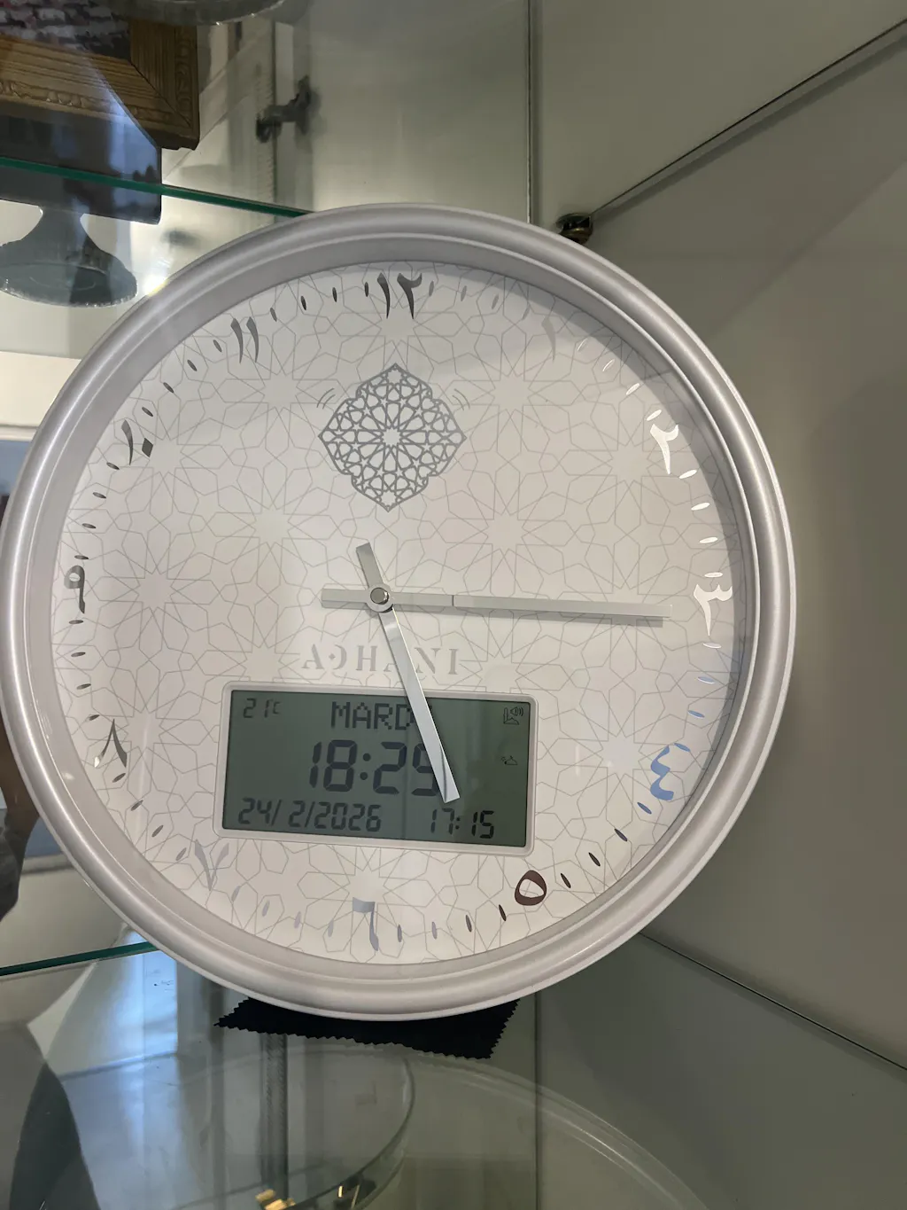 Horloge Adhan design moderne - Blanche argentée - Chiffres indiens