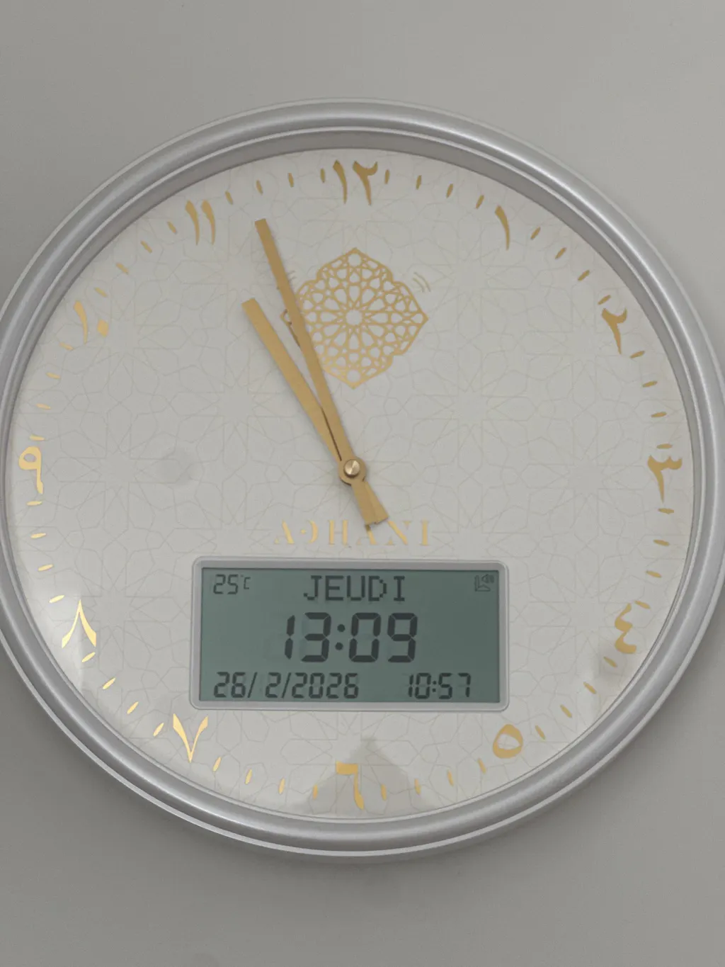 Horloge Adhan design moderne - Blanche dorée - Chiffres indiens