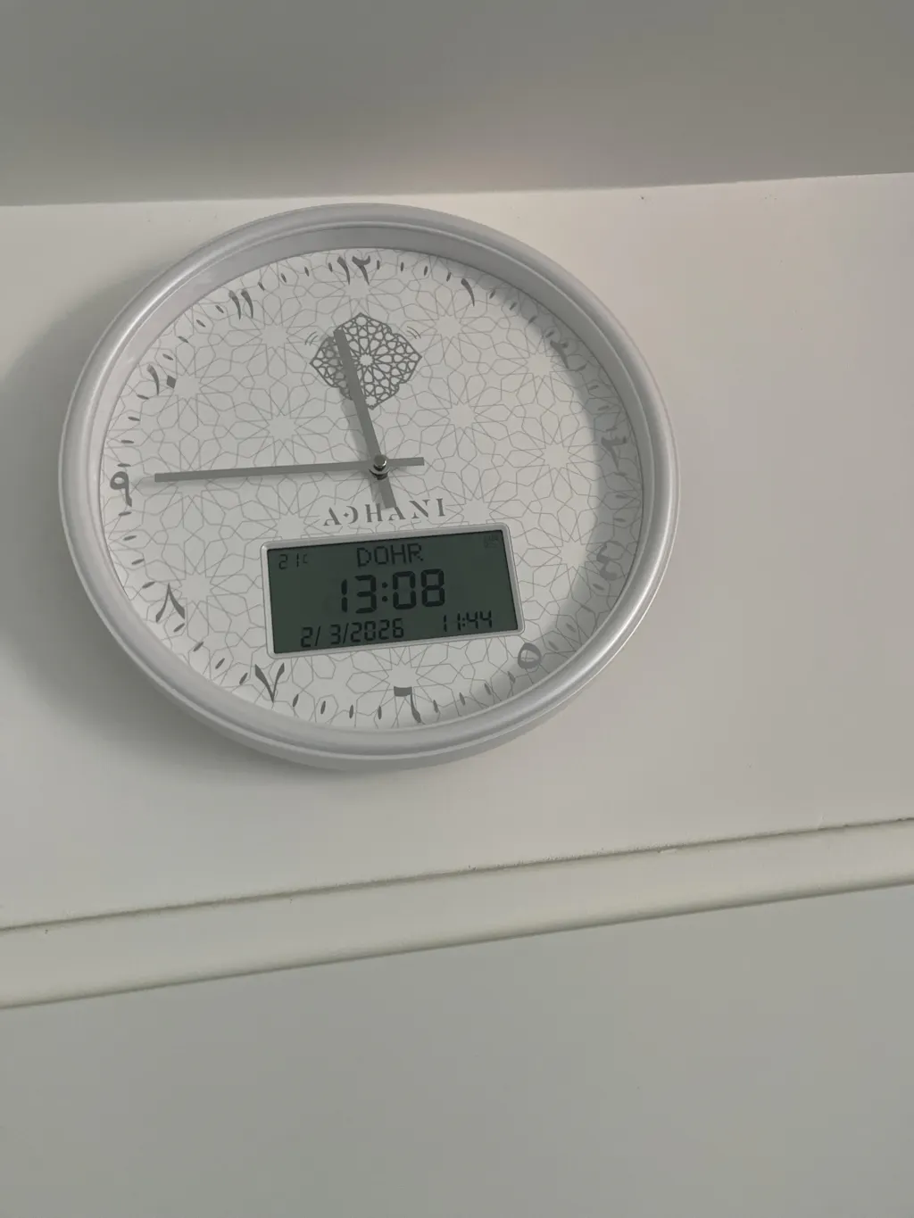 Horloge Adhan design moderne - Blanche argentée - Chiffres indiens