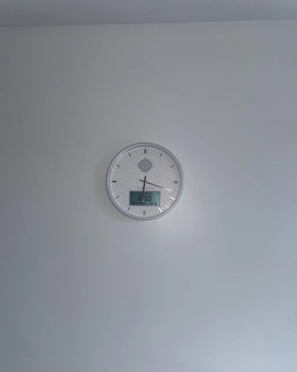 Horloge Adhan design moderne - Blanche argentée - Chiffres romains