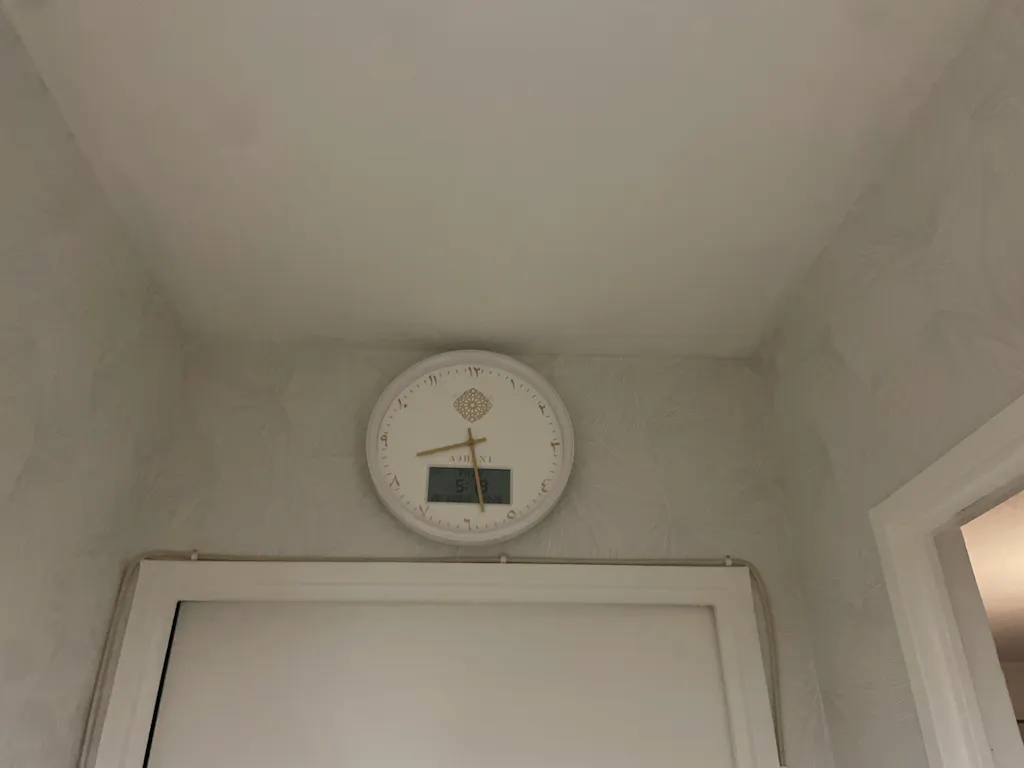 Horloge Adhan design moderne - Blanche dorée - Chiffres indiens