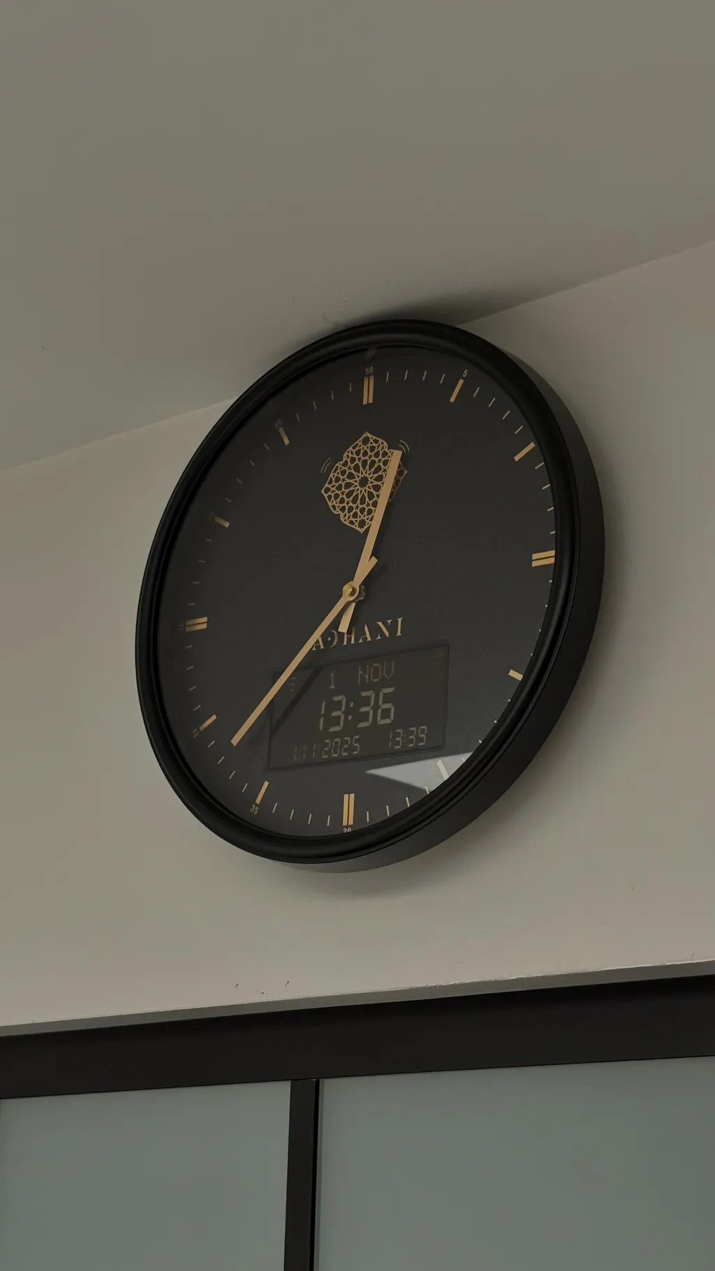 Horloge Adhan design moderne - Blanche dorée - Chiffres indiens