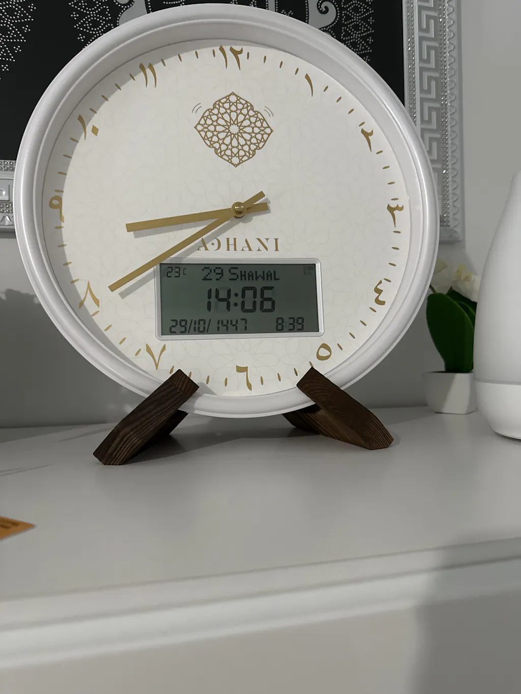 Horloge Adhan design moderne - Noire - Chiffres indiens