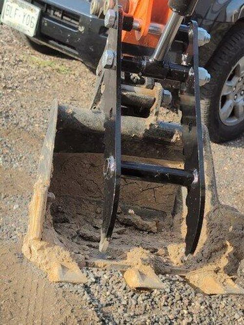 Hydraulic Thumb Clip Attachment For 1 Ton Mini Excavator with 2 Hydraulic Hoses