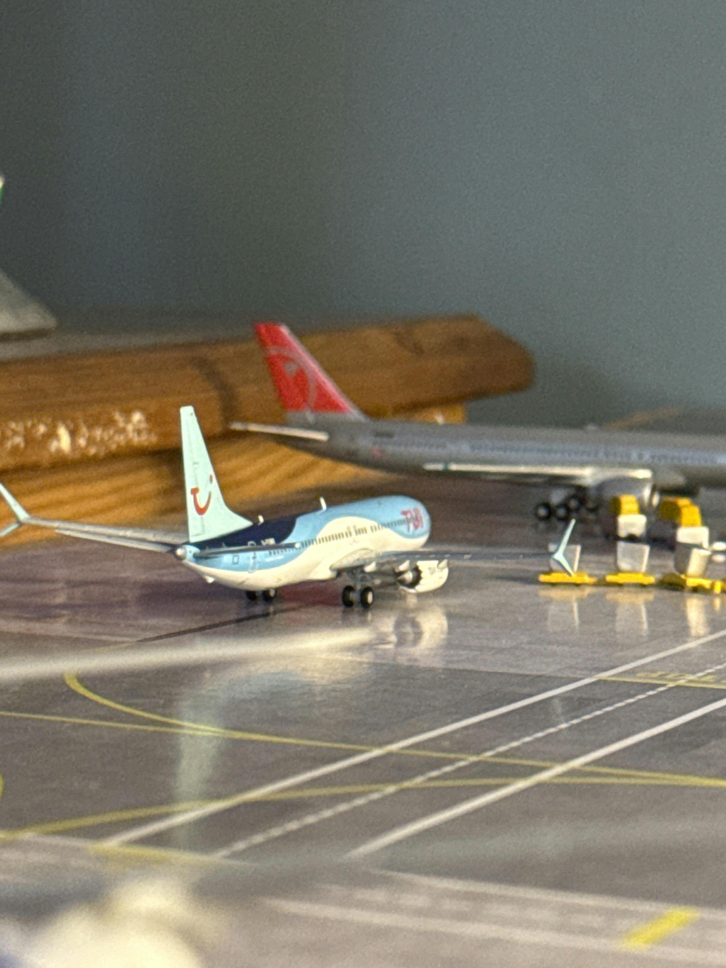 Fantasy Wings Airport Accessories Cargo Container Set DHL 1/400