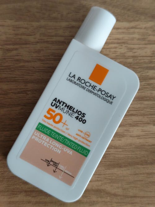 La Roche-Posay Kit Anthelios UVMune 400 Oil Control con Color + Effaclar Gel + Agua Termal.