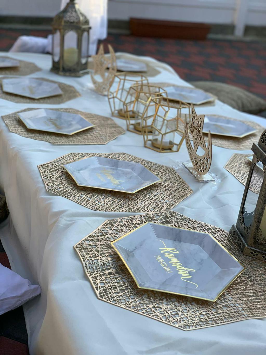 Hexagon Marble 'Ramadan Mubarak' Dinner Paper Plates (Set of 12