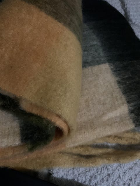 Warmer, bunt karierter, verdickter Schal im Winter