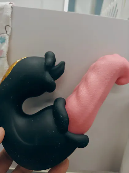 Stoender und leckender G-Punkt-Vibrator mit Dual-Rosen-Design Amovibe DE Stoender und leckender G-Punkt-Vibrator mit Dual-Rosen-Design Amovibe DE
