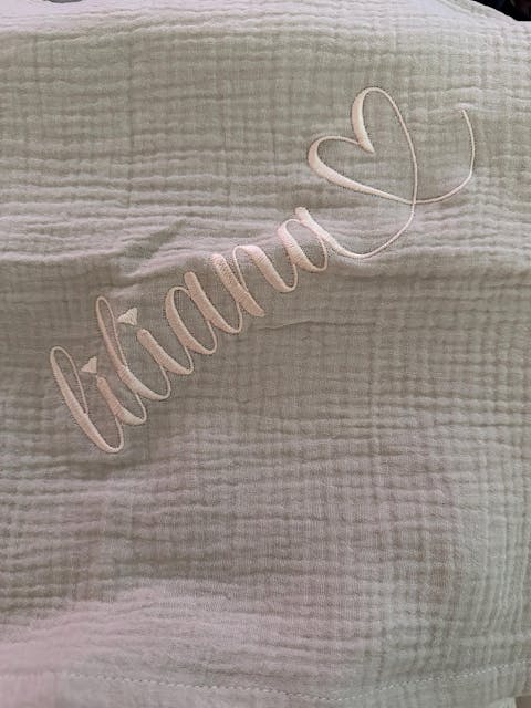 Personalisiertes Musselintuch aus Bio-Baumwolle GOTS – Pucktuch, Spucktuch & Babydecke mit Namen bestickt
