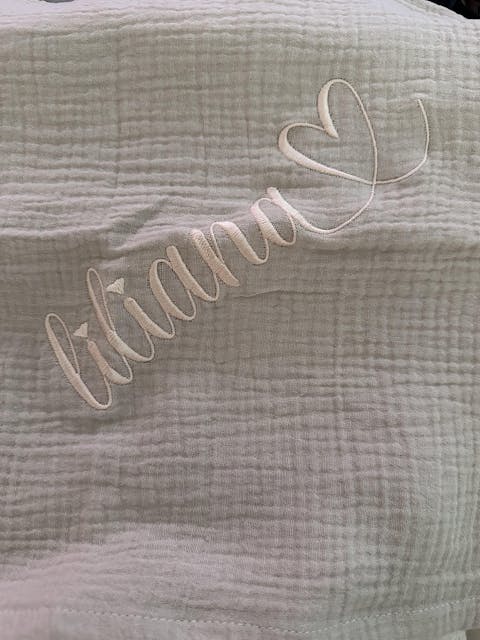 Personalisiertes Musselintuch aus Bio-Baumwolle GOTS – Pucktuch, Spucktuch & Babydecke mit Namen bestickt