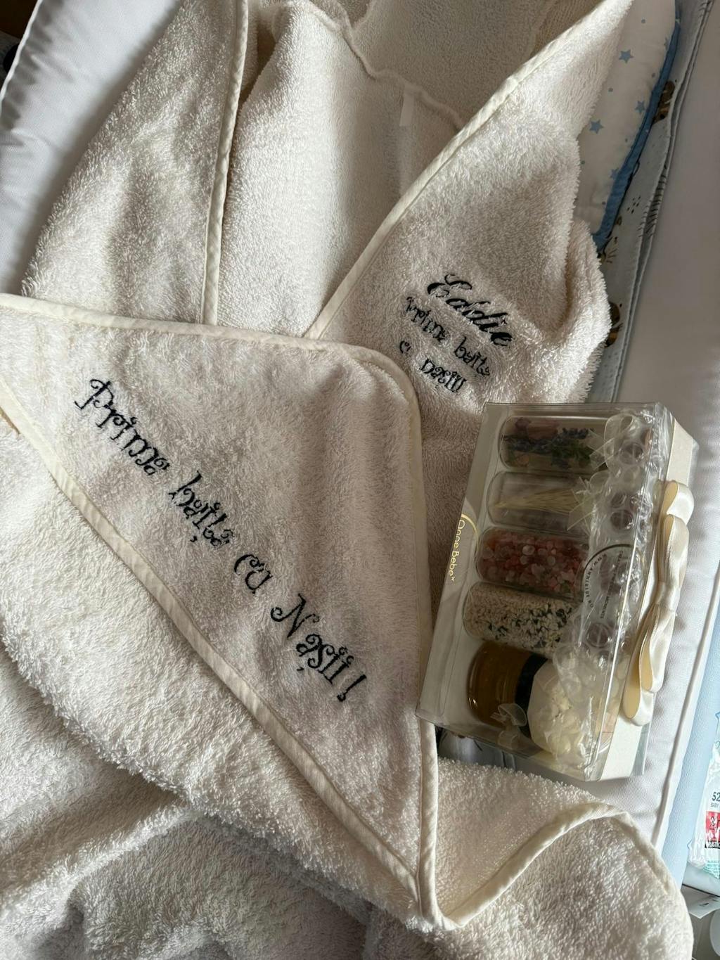 Set complet pentru baita de a doua zi cu Nasii cu Halat AnneBebe