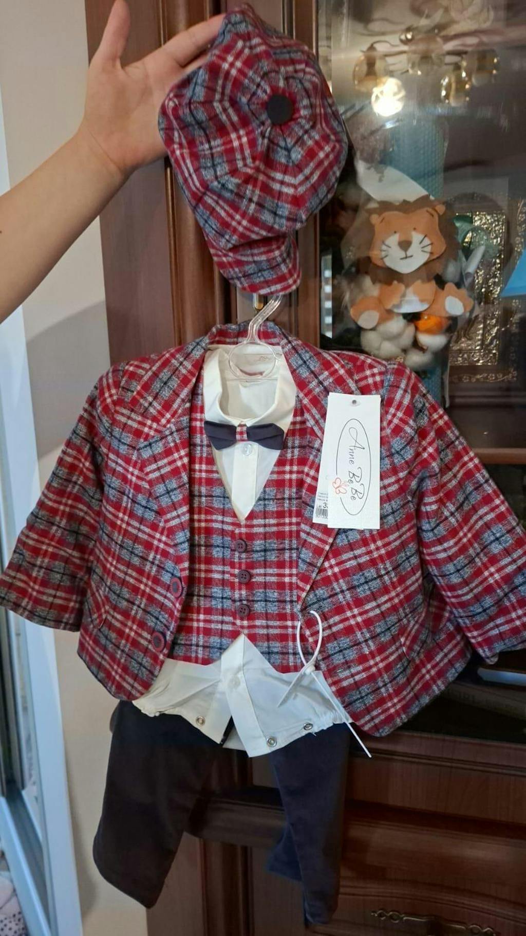 MATERIAL TERMINAT Set Botez Ciprian 3 Piese, Lumanare, Trusou si Cufar Personalizat Botez AnneBebe Ciprian Sacou Carouri Rosu Cu Gri Pantalon Bleumarin AnneBebe