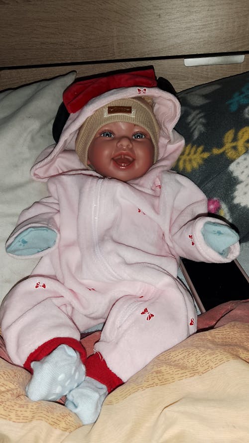 Papusa Oliver, 42 cm, Fara Par, Corp Vinil+Textil cu Salopeta Bej 845 – Guca Munecas