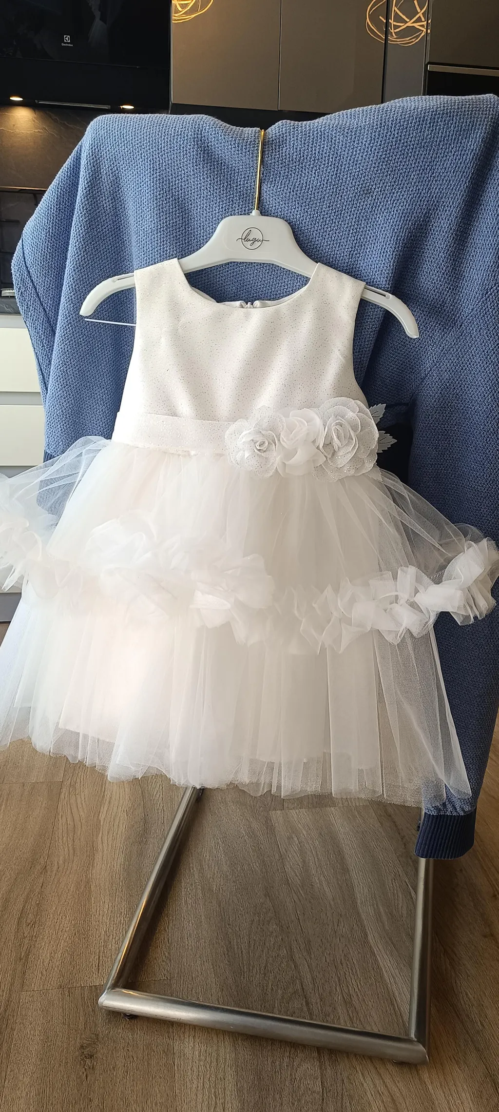 Rochie Ceremonie Ivory cu Flori Aplicate pe Bust si Fusta cu Volane din Tulle L7001 Lugu