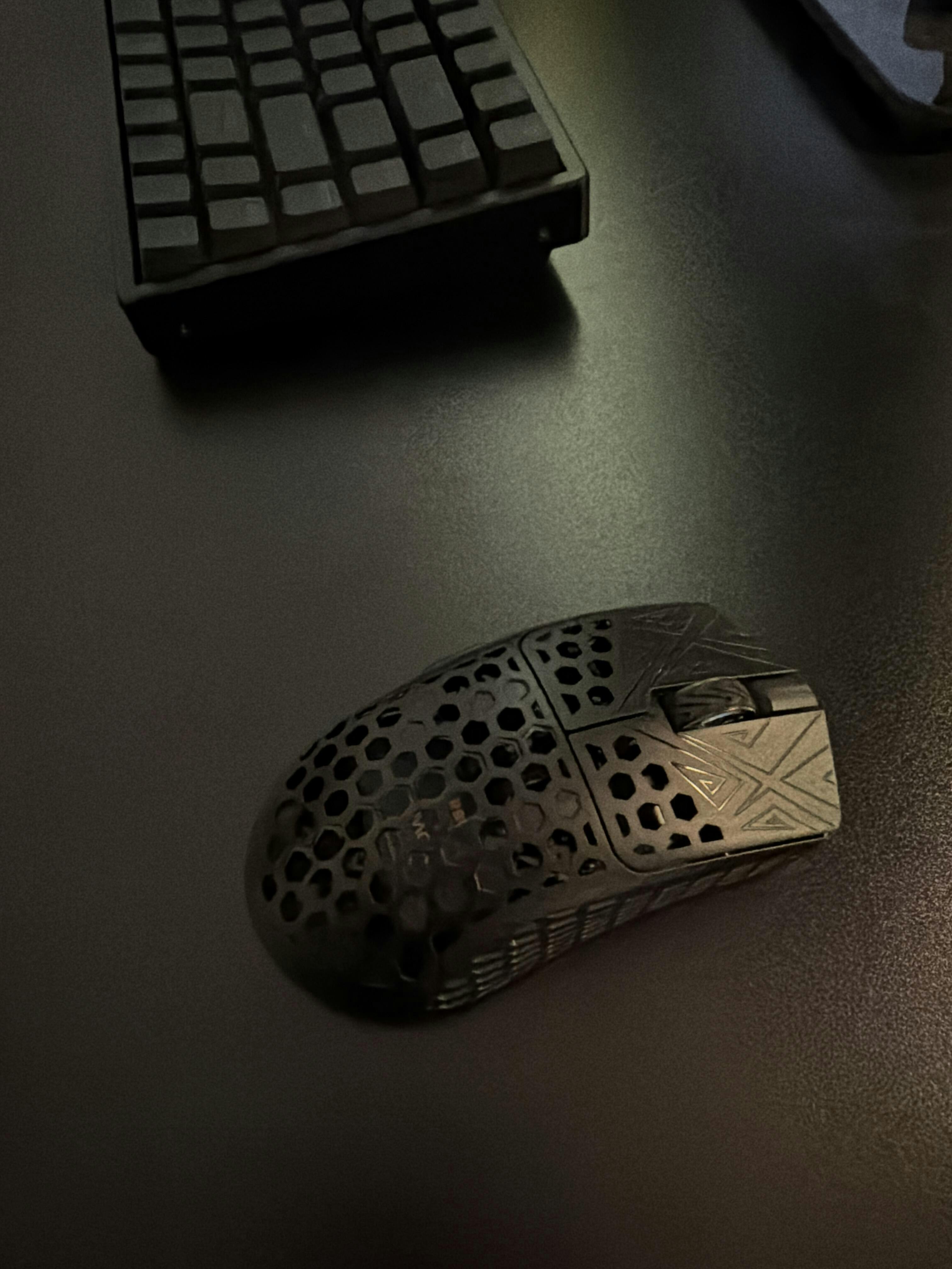 TENKO® - AKITSU SMALL 38g Carbon Fiber 8K Wireless Gaming Mouse