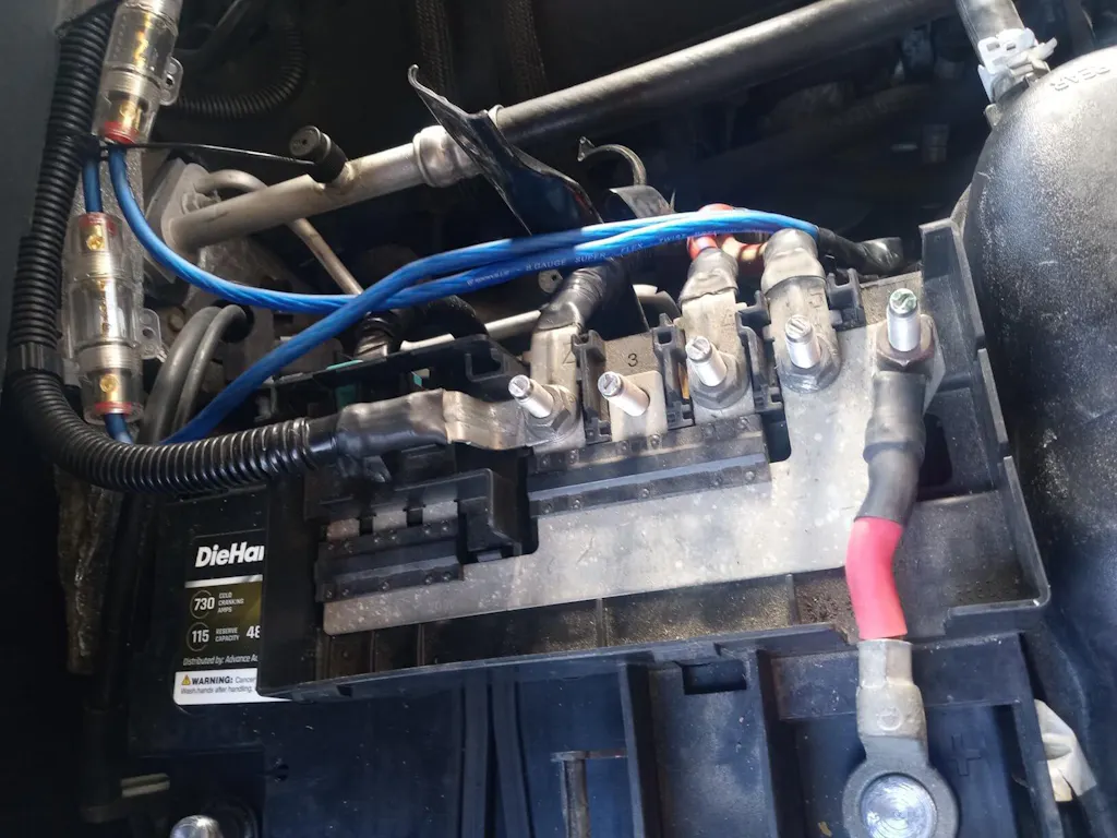 2014-2016 Chevy Silverado 1500 Battery Distribution Engine Compartment Fuse Block 84354716