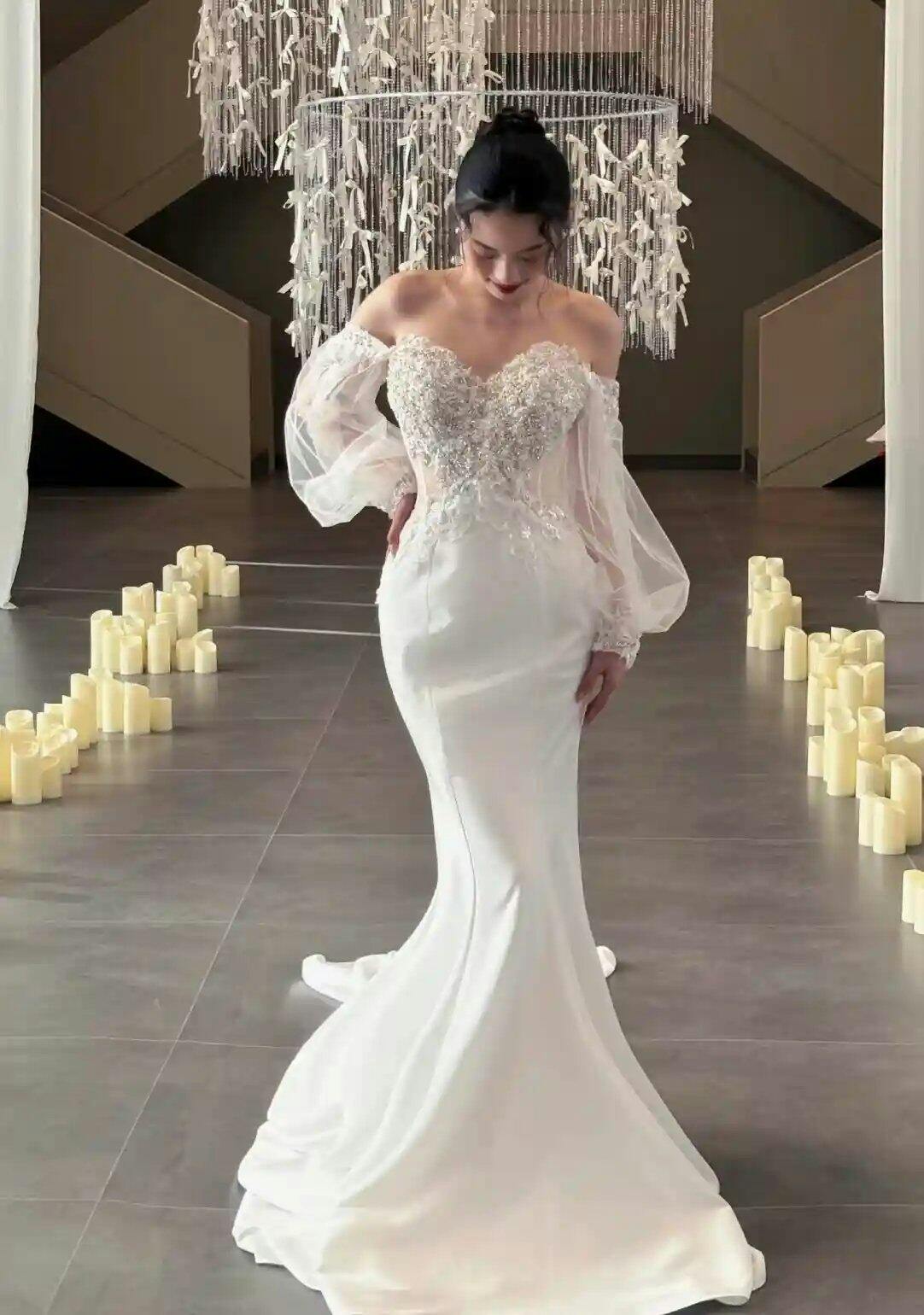 Mariée heureuse portant des manches amovibles forme lanterne en tulle Atelier Mariage