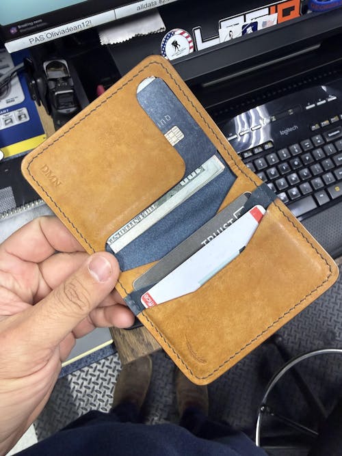 Pueblo Leather Vertical Bifold Card Holder Ver 1