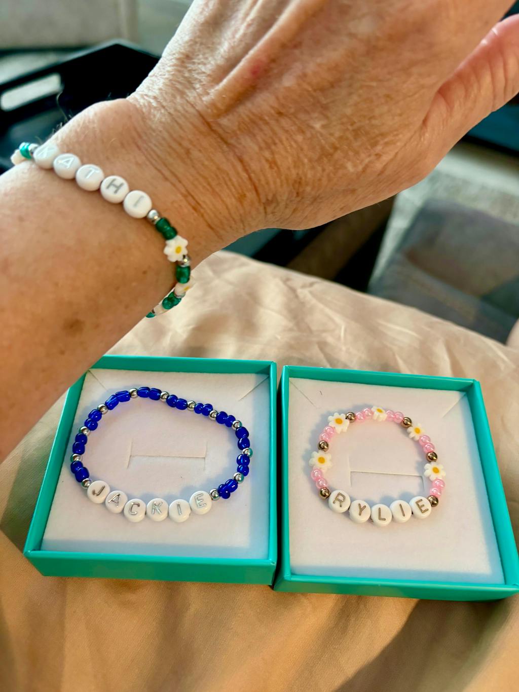 BEADED DAISY WORD BRACELET