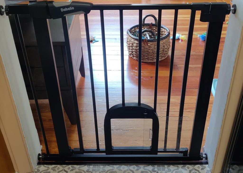 CatPrivilege T7 | Expandable Stylish Baby Gate with Cat Door
