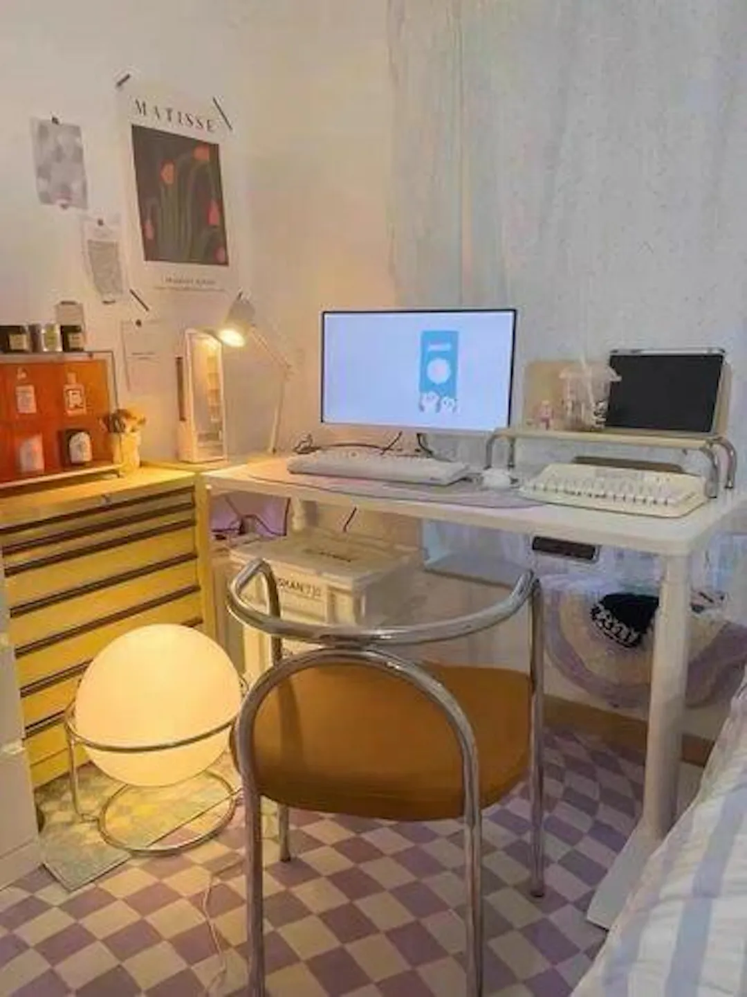 Acrylic Ball Floor Lamp - Illuminating Home Décor