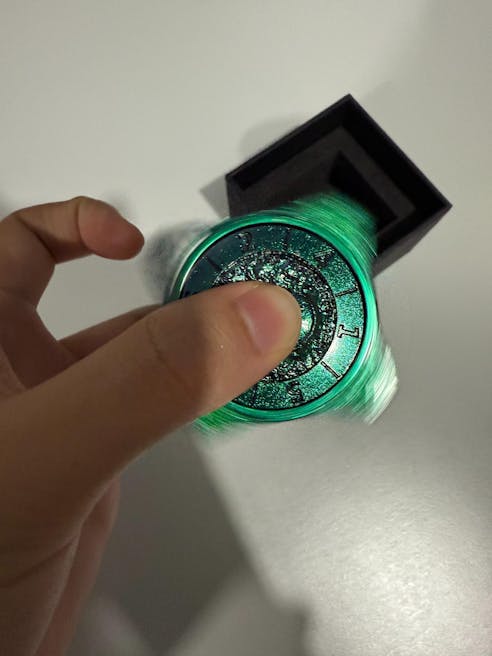 Cool Table Game Dice Spinner: 7-in-1 Metal Solid Cube Six-Sided Circular Spinning Roulette Dice