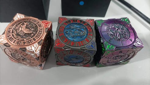 Cool Table Game Dice Spinner: 7-in-1 Metal Solid Cube Six-Sided Circular Spinning Roulette Dice