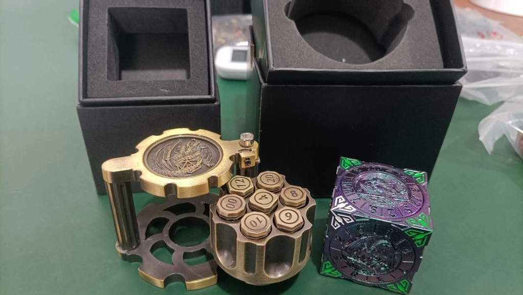 Cool Table Game Dice Spinner: 7-in-1 Metal Solid Cube Six-Sided Circular Spinning Roulette Dice