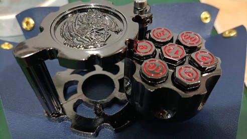 Unique dnd revolver dice set: 7 cool metal dnd bullet dice in the rotating revolver cylindrical magazine