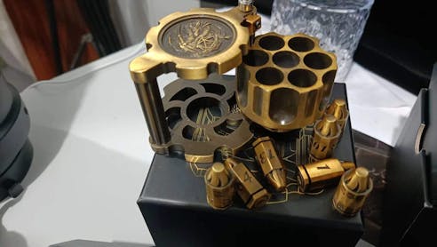 Unique dnd revolver dice set: 7 cool metal dnd bullet dice in the rotating revolver cylindrical magazine