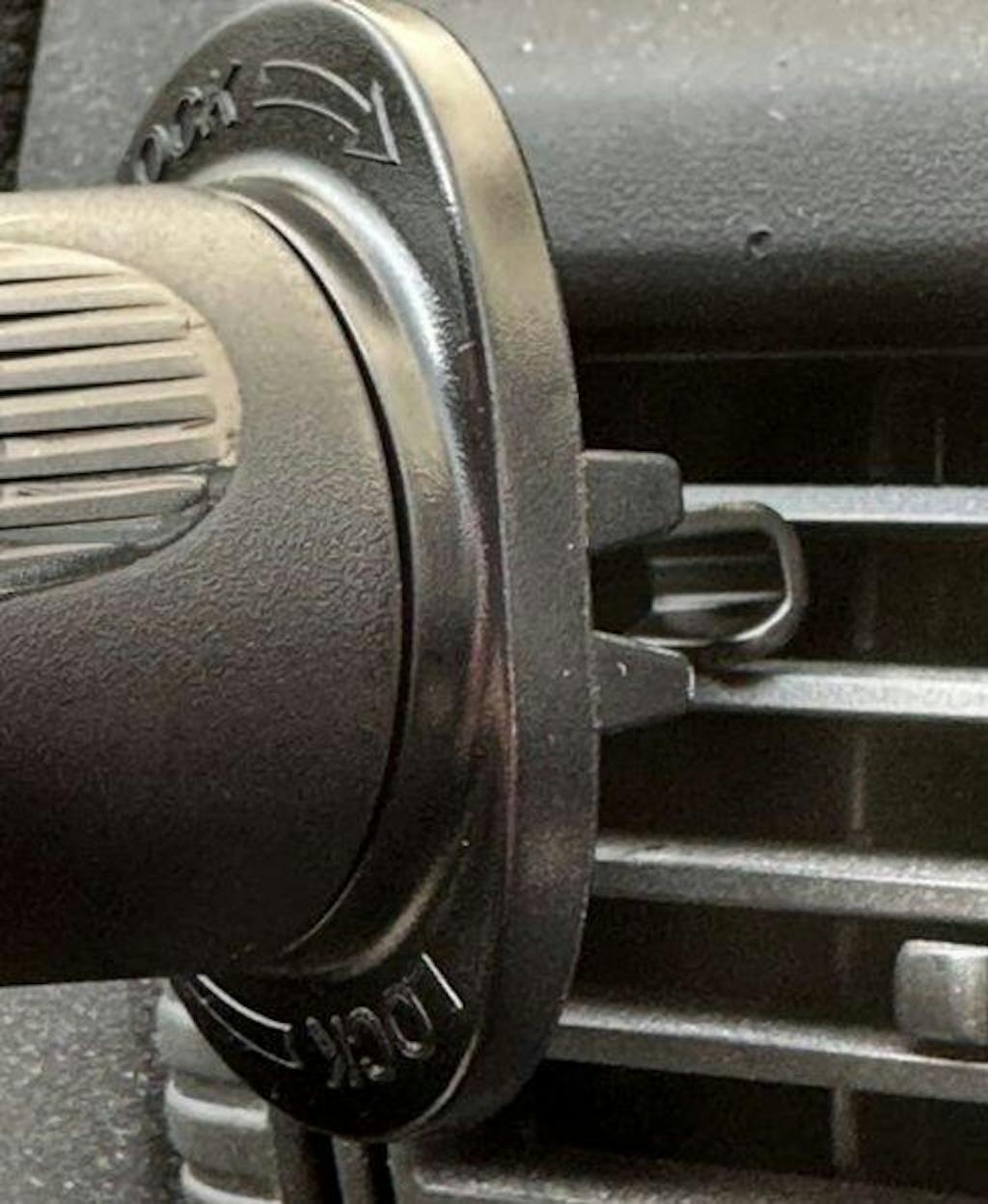 Beeasy Magnetic Car Mount Phone Holder with 15W Fast Chargering