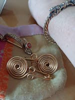 Starker Bronzearmreif mit Wolfsköpfen